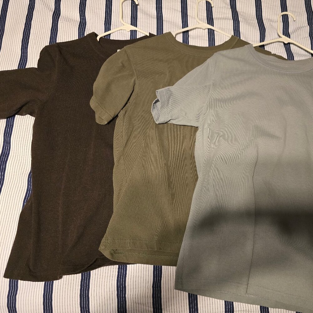 UNIQLO 3 SHORT SLEEVE T-SHIRTS MEDIUM